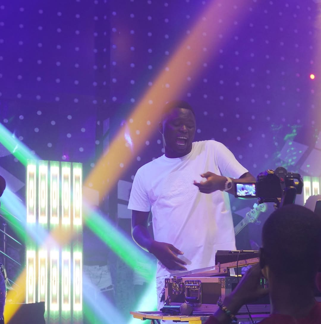 @lascurt underground club wasn’t the regular last Tuesday Paint and Rave was Massive The Alien @princessvanexxa trilling the audience was exciting.#edgerhythm #paintnrave #warri #paintandrave (7)